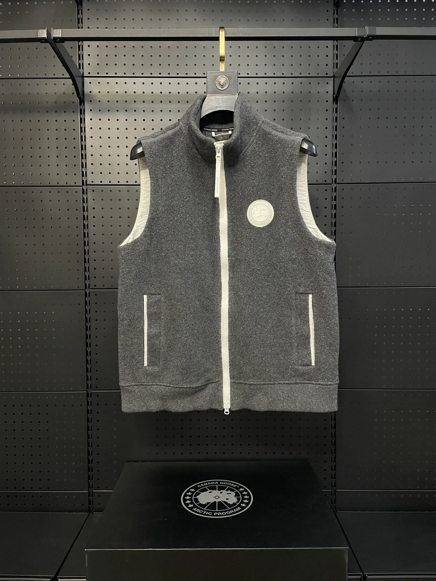 P600 Black CANADA GOOSE/Canada Goose Autumn and Winter Couple's Fleece Vest Jacket 🔘Color: Black Gray Khaki Highest version Original fabric High version High quality) ⚠All details Fabric accessories craftsmanship (all 1:1 passed inspection) (The owner is a "detail monster" so the goods he makes also pay attention to details) 1⃣ Distinguish the wrong version of market goods: all go single line ❌ Our genuine 1:1 special machine presses the line (high requirements for machine workers) 2⃣ Differentiates the market from drawings and making goods. Fabric color difference is too big. You get what you pay for, not fast food. 3⃣ Differentiates the market from low-end versions to receive labels, hang tags, and wash labels. All our accessories are custom-made (approved level) 4⃣ Differentiates the market from the detail-free workmanship❌ Our workmanship: neckline, shoulder line, armholes, cuffs, hem (In order to increase the cost, we must also restore the original product: yoke taping, double needle threading🔍) Size: S-XXL